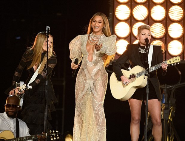 Country Müzik Ödülleri (CMA) gecesinin yıldızı Beyonce