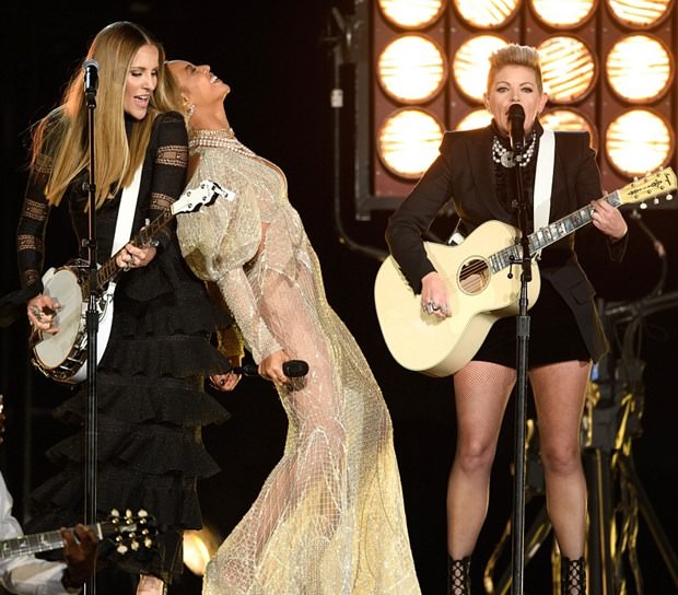 Country Müzik Ödülleri (CMA) gecesinin yıldızı Beyonce