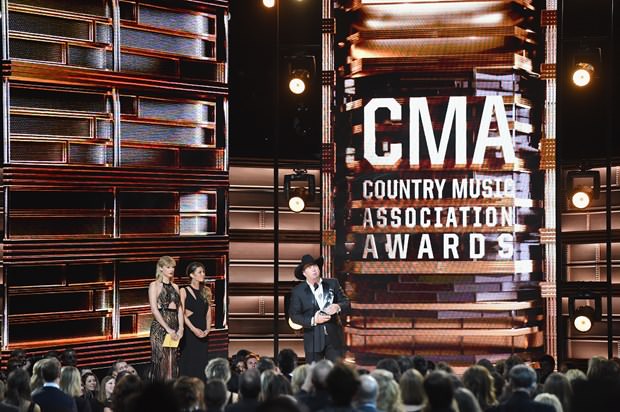 Country Müzik Ödülleri (CMA) gecesinin yıldızı Beyonce