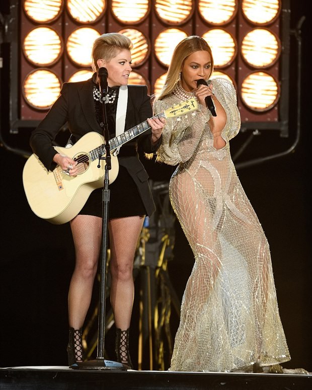 Country Müzik Ödülleri (CMA) gecesinin yıldızı Beyonce
