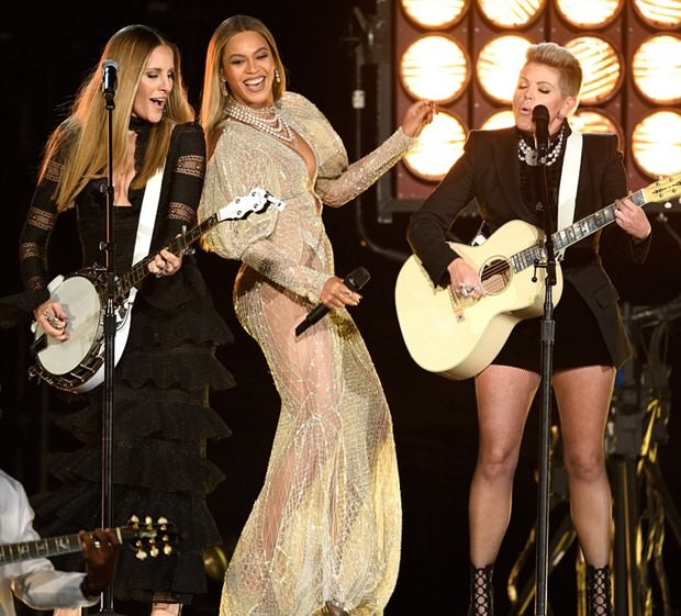 Country Müzik Ödülleri (CMA) gecesinin yıldızı Beyonce