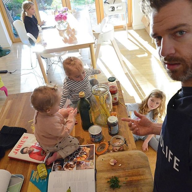 Instagram'ın yeni fenomeni: 4 kız babası Simon Hooper
