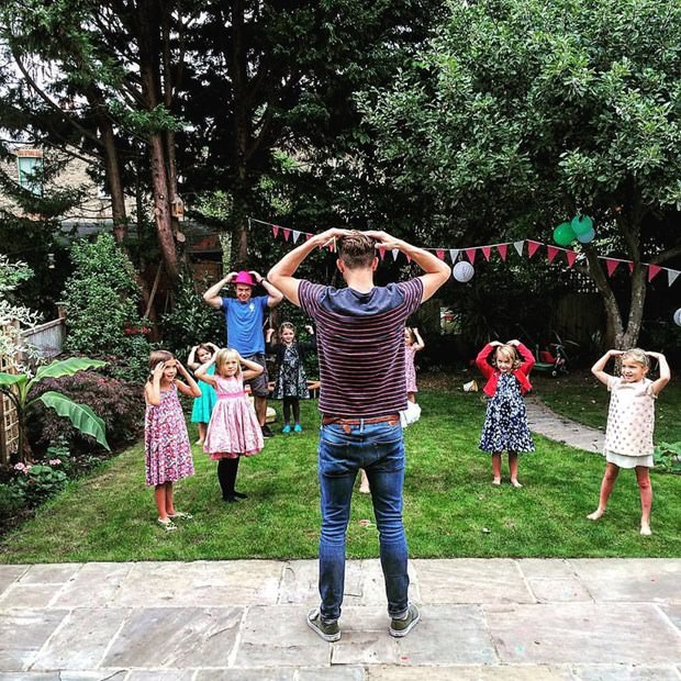 Instagram'ın yeni fenomeni: 4 kız babası Simon Hooper