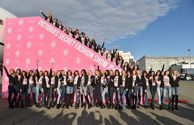 Victoria's Secret melekleri Paris'e uçtu