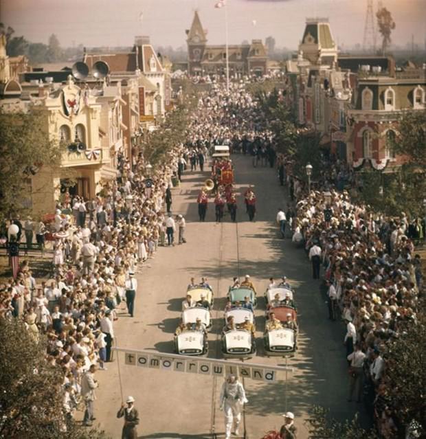 Disneyland'ın açılış gününden tarihi fotoğraflar