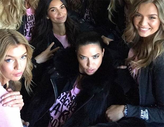 Victoria's Secret melekleri Paris'e uçtu