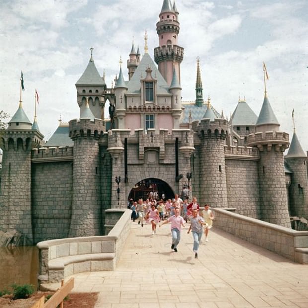 Disneyland'ın açılış gününden tarihi fotoğraflar
