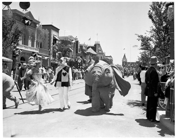 Disneyland'ın açılış gününden tarihi fotoğraflar