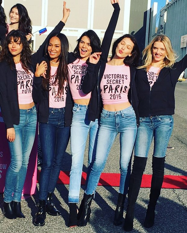 Victoria's Secret melekleri Paris'e uçtu