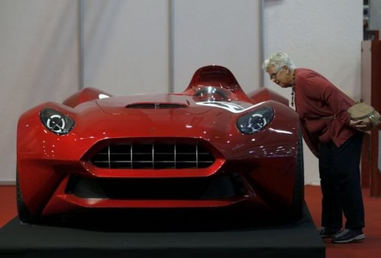 Almanya'daki otomobil fuarı ziyaretçilerini büyüledi