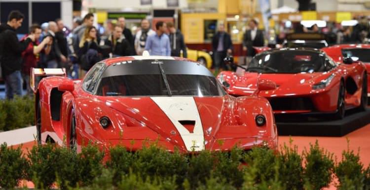 Almanya'daki otomobil fuarı ziyaretçilerini büyüledi