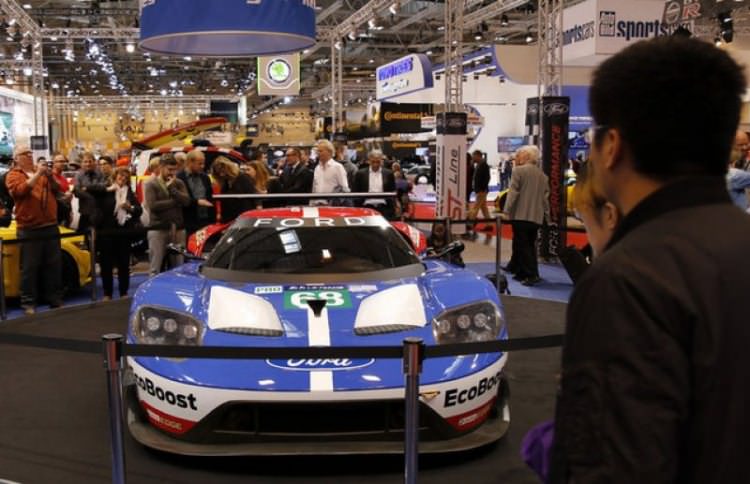 Almanya'daki otomobil fuarı ziyaretçilerini büyüledi