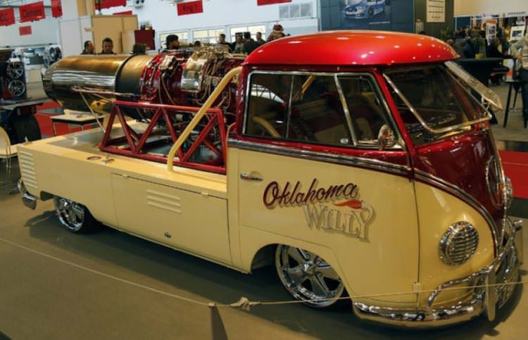 Almanya'daki otomobil fuarı ziyaretçilerini büyüledi