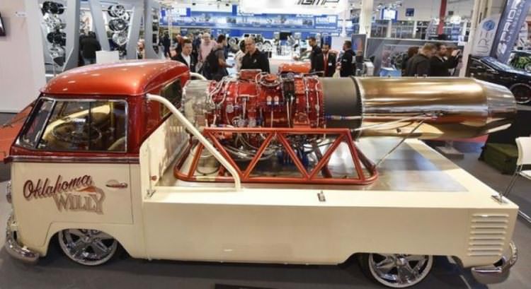 Almanya'daki otomobil fuarı ziyaretçilerini büyüledi