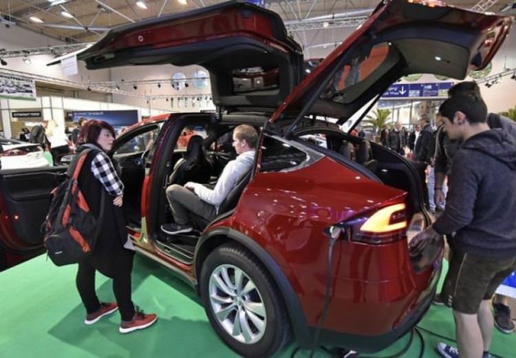 Almanya'daki otomobil fuarı ziyaretçilerini büyüledi