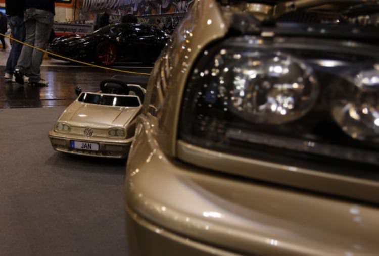 Almanya'daki otomobil fuarı ziyaretçilerini büyüledi