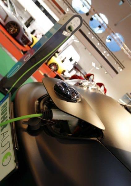 Almanya'daki otomobil fuarı ziyaretçilerini büyüledi