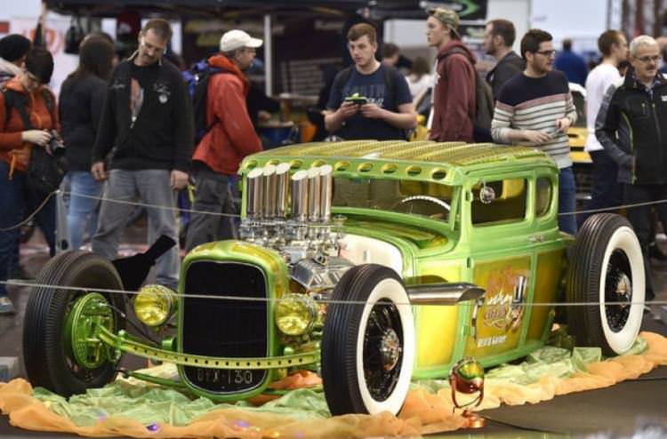 Almanya'daki otomobil fuarı ziyaretçilerini büyüledi