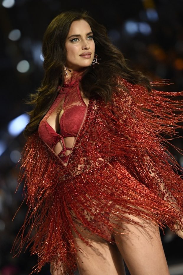 2016 Victoria's Secret Fashion Show Paris'te yapıldı