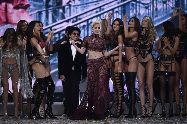 2016 Victoria's Secret Fashion Show Paris'te yapıldı