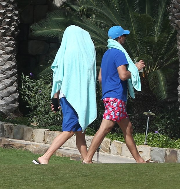 Leonardo DiCaprio yüzünü göstermemek için şekilden şekile girdi