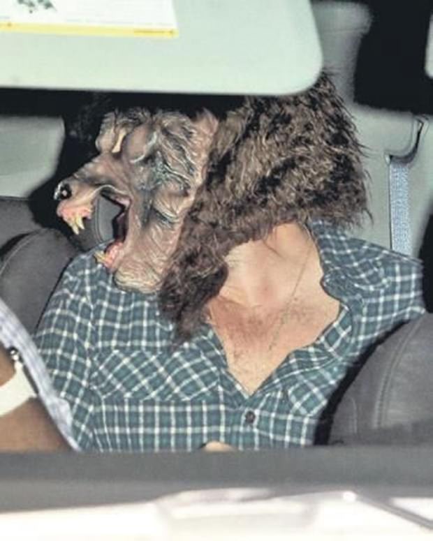 Leonardo DiCaprio yüzünü göstermemek için şekilden şekile girdi