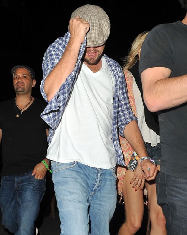 Leonardo DiCaprio yüzünü göstermemek için şekilden şekile girdi