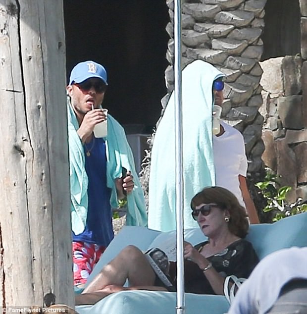 Leonardo DiCaprio yüzünü göstermemek için şekilden şekile girdi