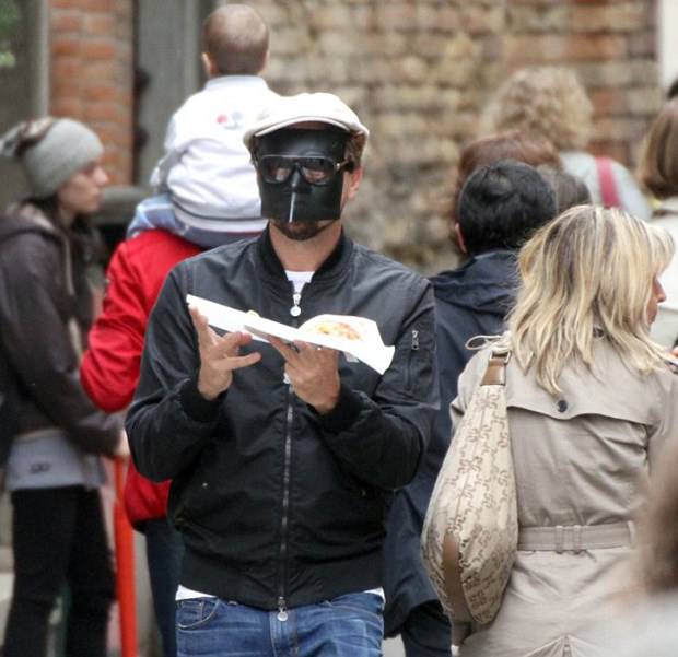 Leonardo DiCaprio yüzünü göstermemek için şekilden şekile girdi