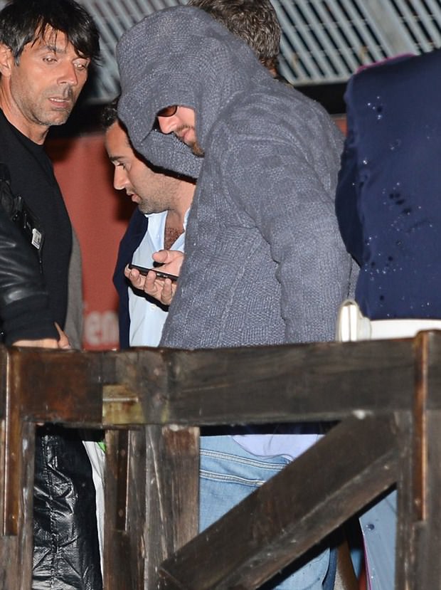 Leonardo DiCaprio yüzünü göstermemek için şekilden şekile girdi