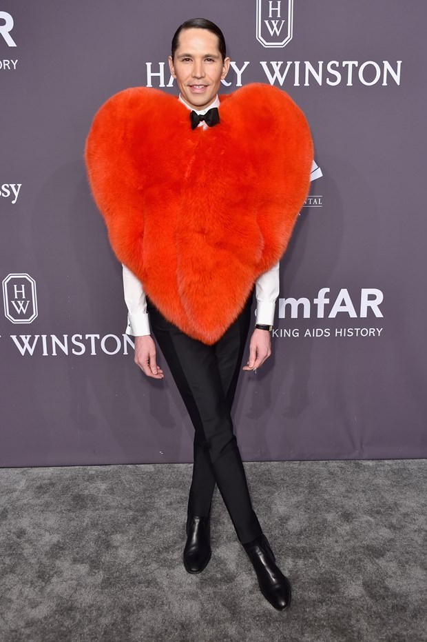 2017 amfAR galasında kırmızı halı şıklığı