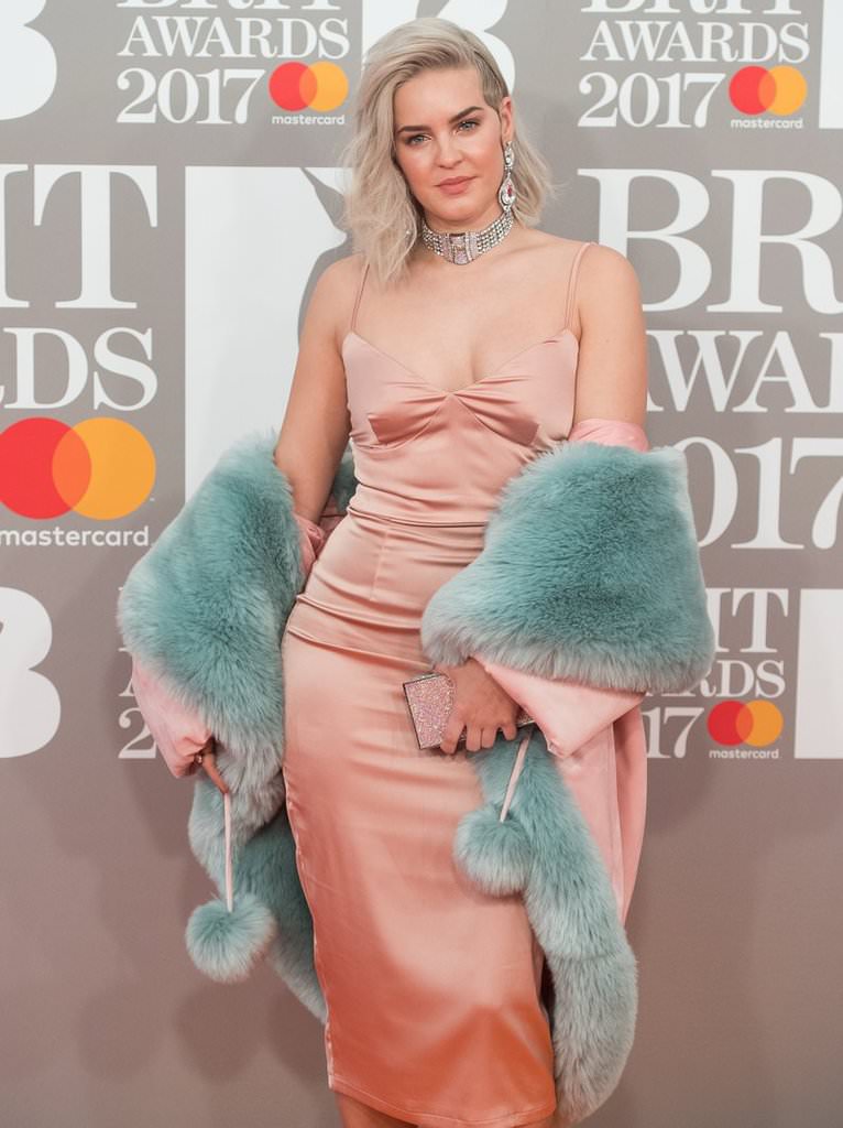 2017 Brit Ödülleri Kırmızı Halı şıkları