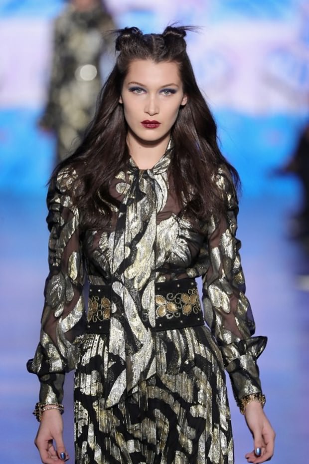 Gigi ve Bella Hadid podyumdan podyuma koşuyor