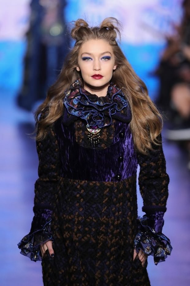 Gigi ve Bella Hadid podyumdan podyuma koşuyor