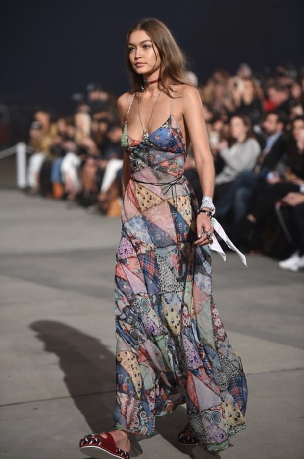 Gigi ve Bella Hadid podyumdan podyuma koşuyor