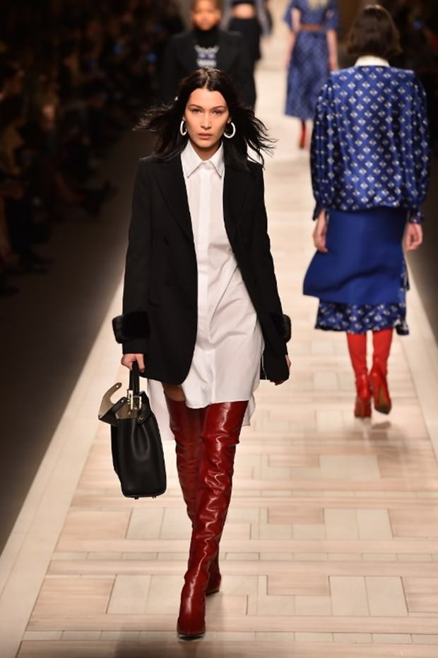 Gigi ve Bella Hadid podyumdan podyuma koşuyor