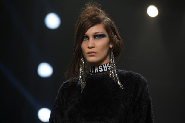 Gigi ve Bella Hadid podyumdan podyuma koşuyor