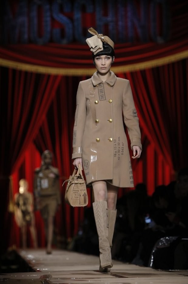 Gigi ve Bella Hadid podyumdan podyuma koşuyor