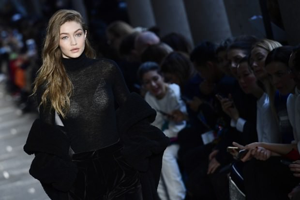 Gigi ve Bella Hadid podyumdan podyuma koşuyor