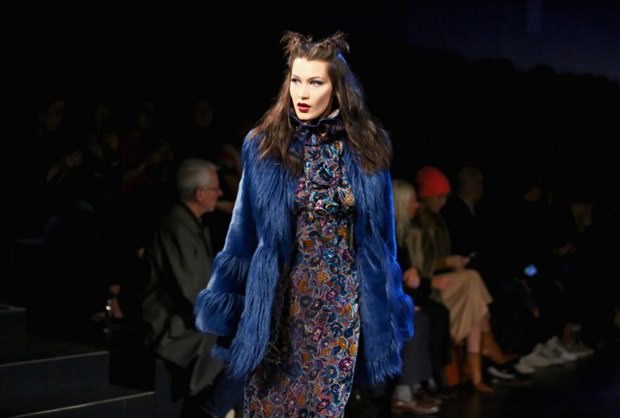 Gigi ve Bella Hadid podyumdan podyuma koşuyor