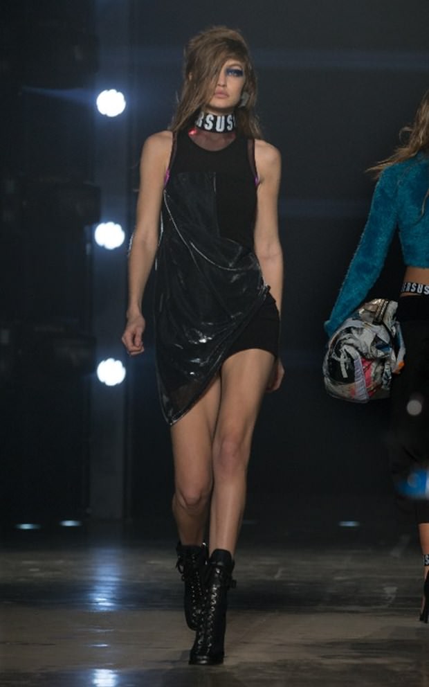 Gigi ve Bella Hadid podyumdan podyuma koşuyor