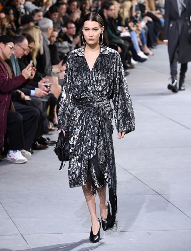 Gigi ve Bella Hadid podyumdan podyuma koşuyor