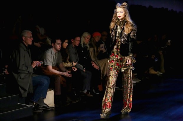 Gigi ve Bella Hadid podyumdan podyuma koşuyor