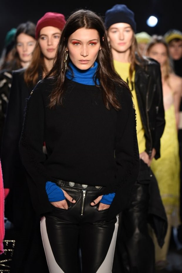 Gigi ve Bella Hadid podyumdan podyuma koşuyor