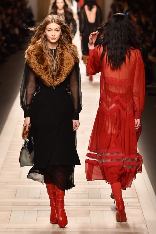 Gigi ve Bella Hadid podyumdan podyuma koşuyor