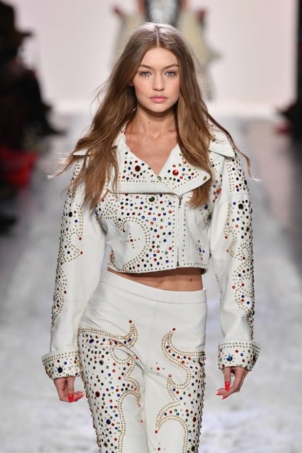 Gigi ve Bella Hadid podyumdan podyuma koşuyor