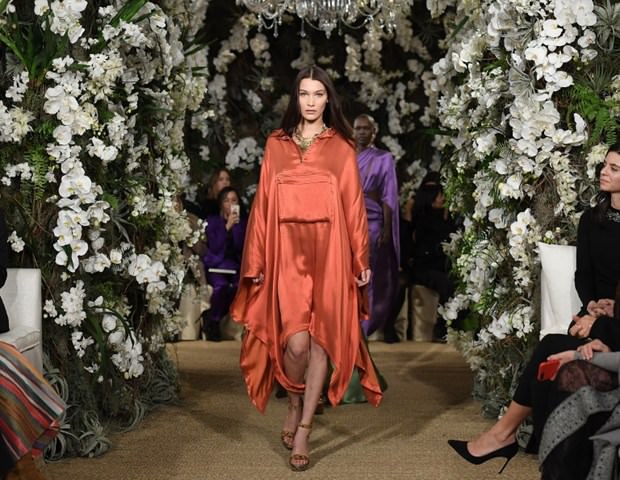 Gigi ve Bella Hadid podyumdan podyuma koşuyor