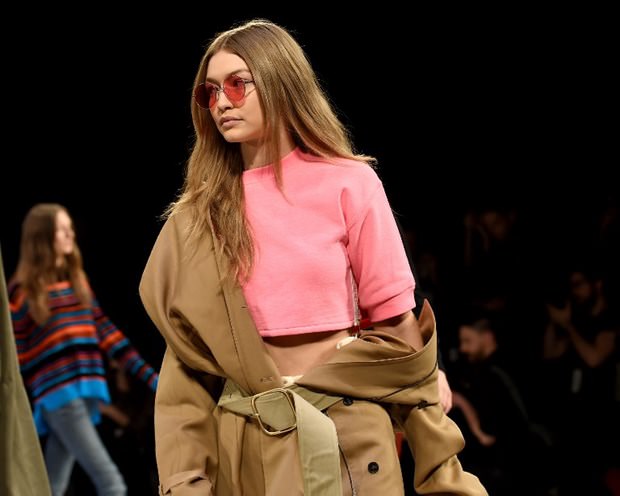 Gigi ve Bella Hadid podyumdan podyuma koşuyor
