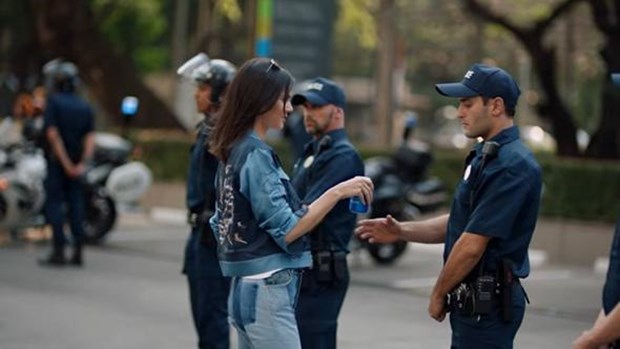 Pepsi Kendall Jenner'lı reklamını tepkiler üzerine geri çekti