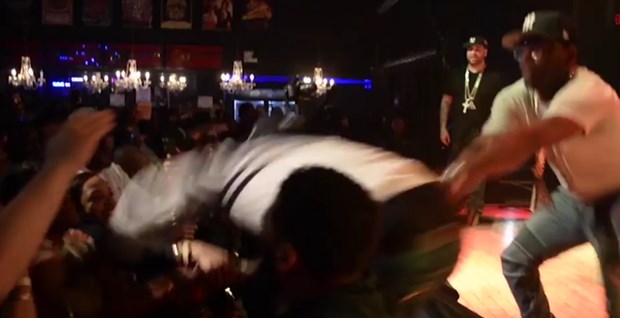 50 Cent hayranını yumrukladı